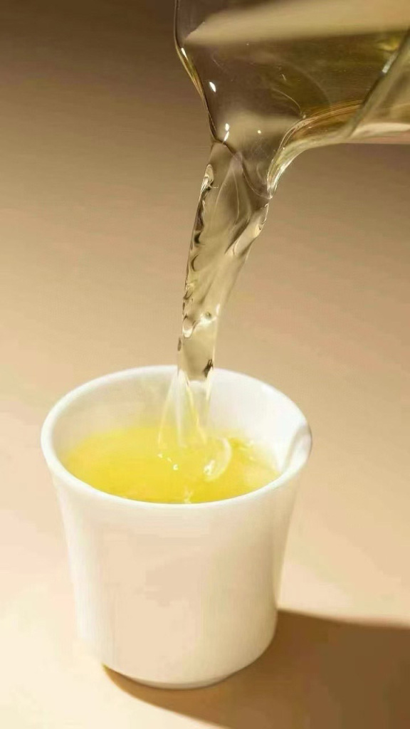Glass chahai with milk oolong infusion